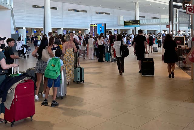 <p>Homeward bound: British holidaymakers queuing at Faro airport in Portugal to get out before the quarantine deadline</p>