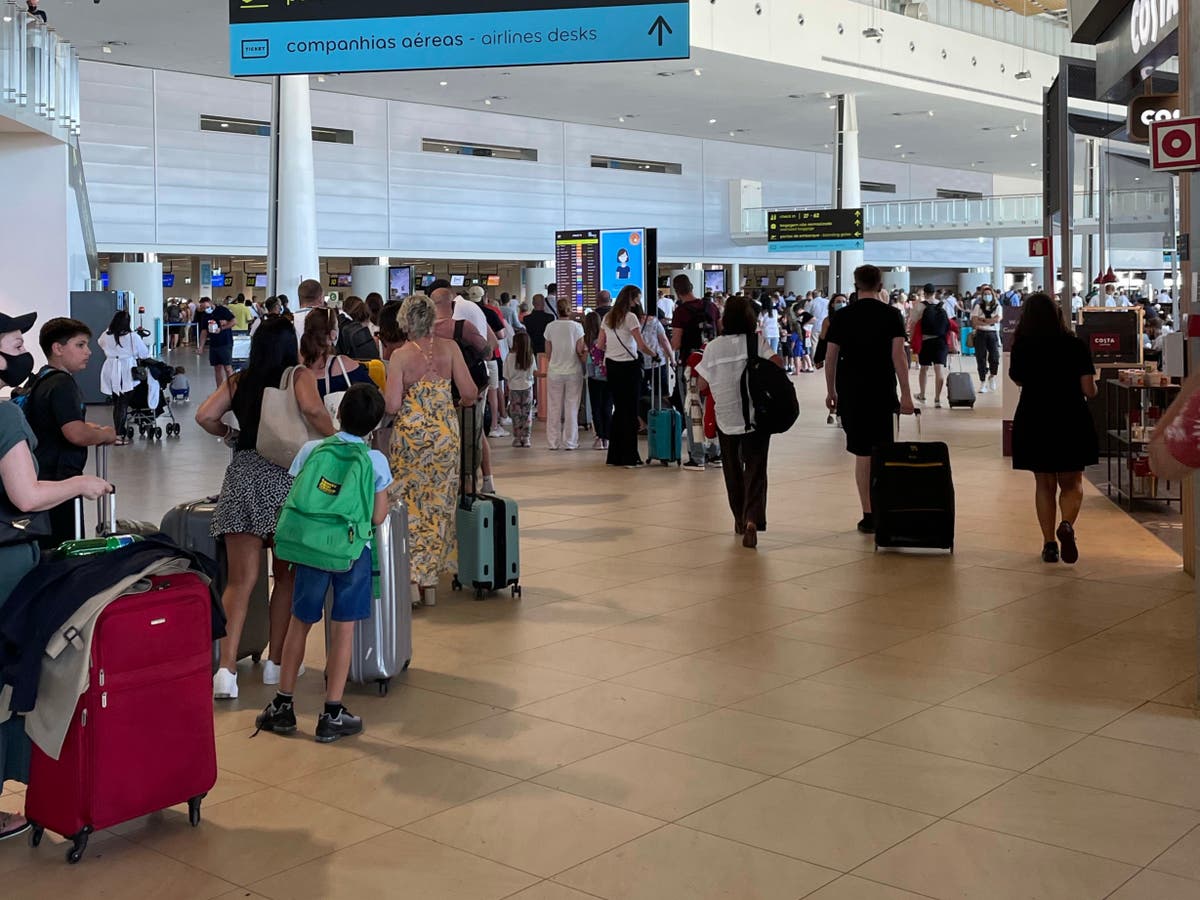 Travel industry leader berates government for &lsquo;green list&rsquo; tightening