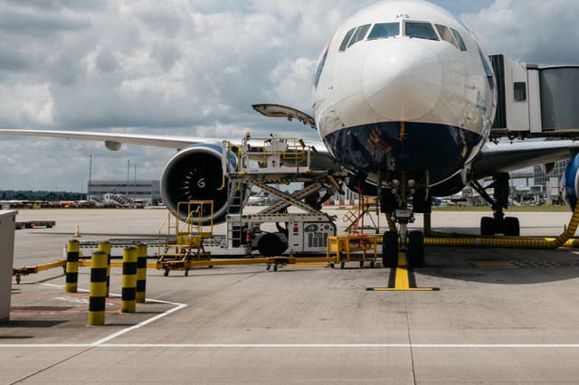 <p>¿Yendo a lugares? British Airways Boeing 777 en Heathrow</p>