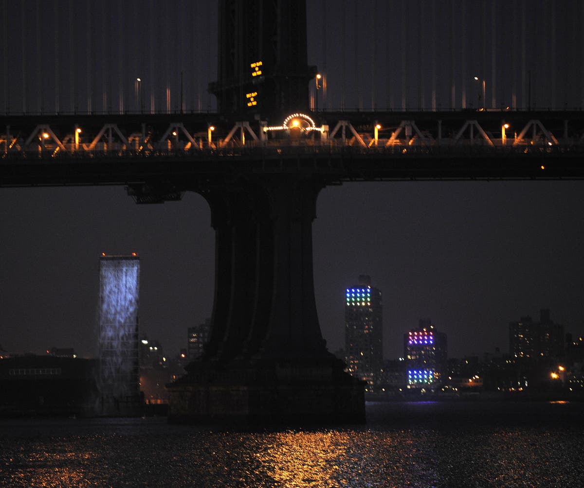 Fed-up New Yorkers band together to push car blocking traffic on Manhattan bridge