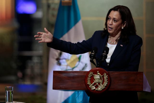 <p>La vicepresidenta Kamala Harris ofrece un discurso durante una conferencia de prensa en el Palacio Nacional en la Ciudad de Guatemala, el lunes 7 de junio de 2021.</p>
