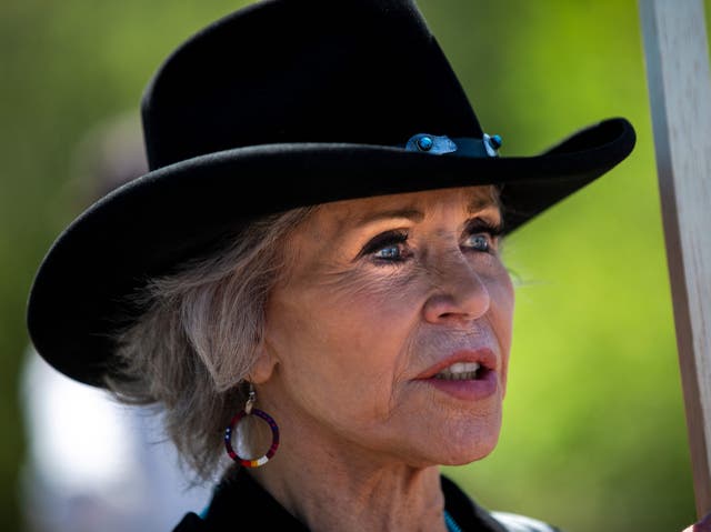 <p>La actriz y activista climática Jane Fonda mira antes de participar en una ceremonia tradicional del agua durante un mitin y una marcha para protestar por la construcción del oleoducto Enbridge Line 3 en Solvay, Minnesota, el 7 de junio de 2021</p>