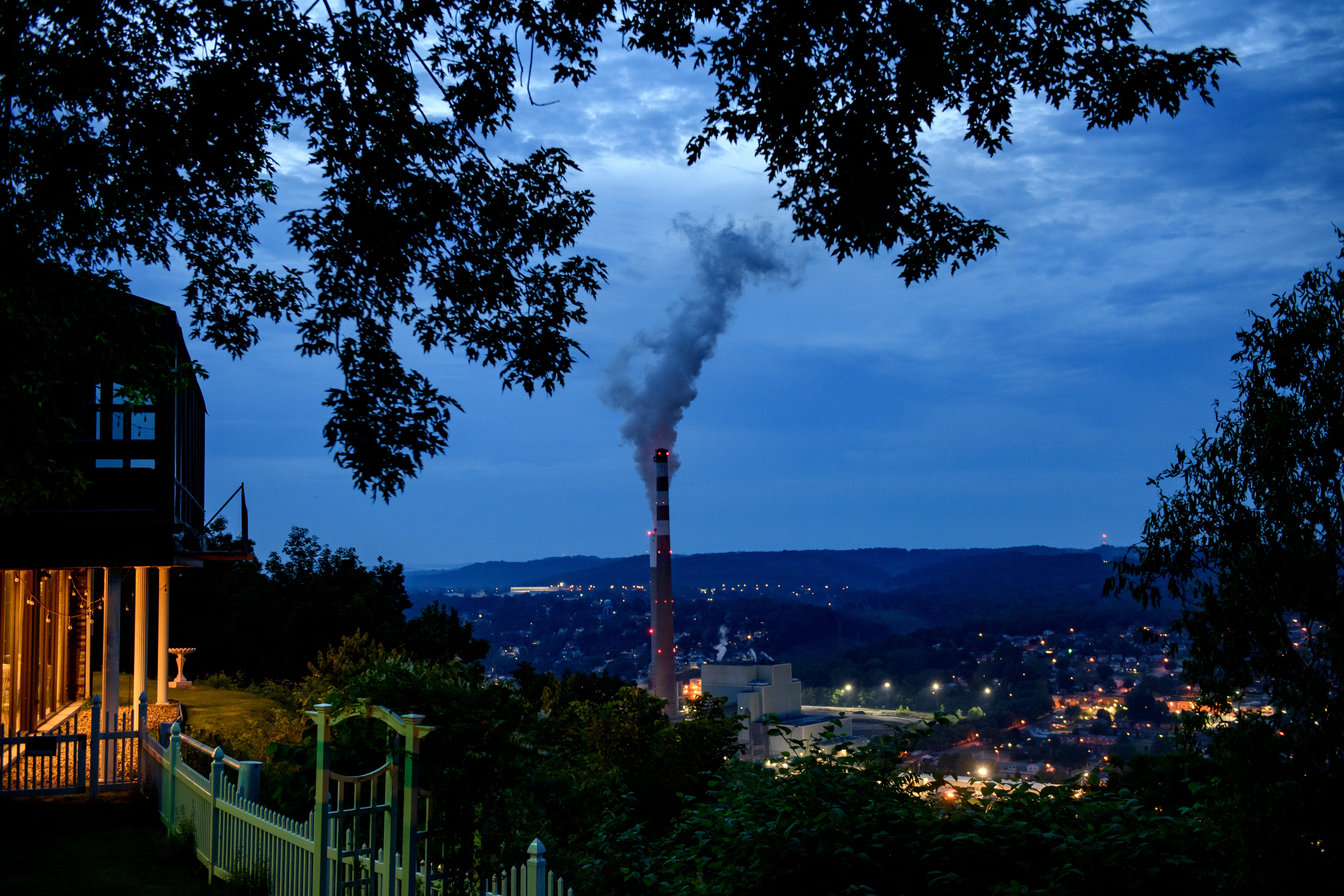 A backyard overlooks GenOn Cheswick Power Station, in Pitttsburgh, US, which burns coal to produce 637 megawatts of electricity