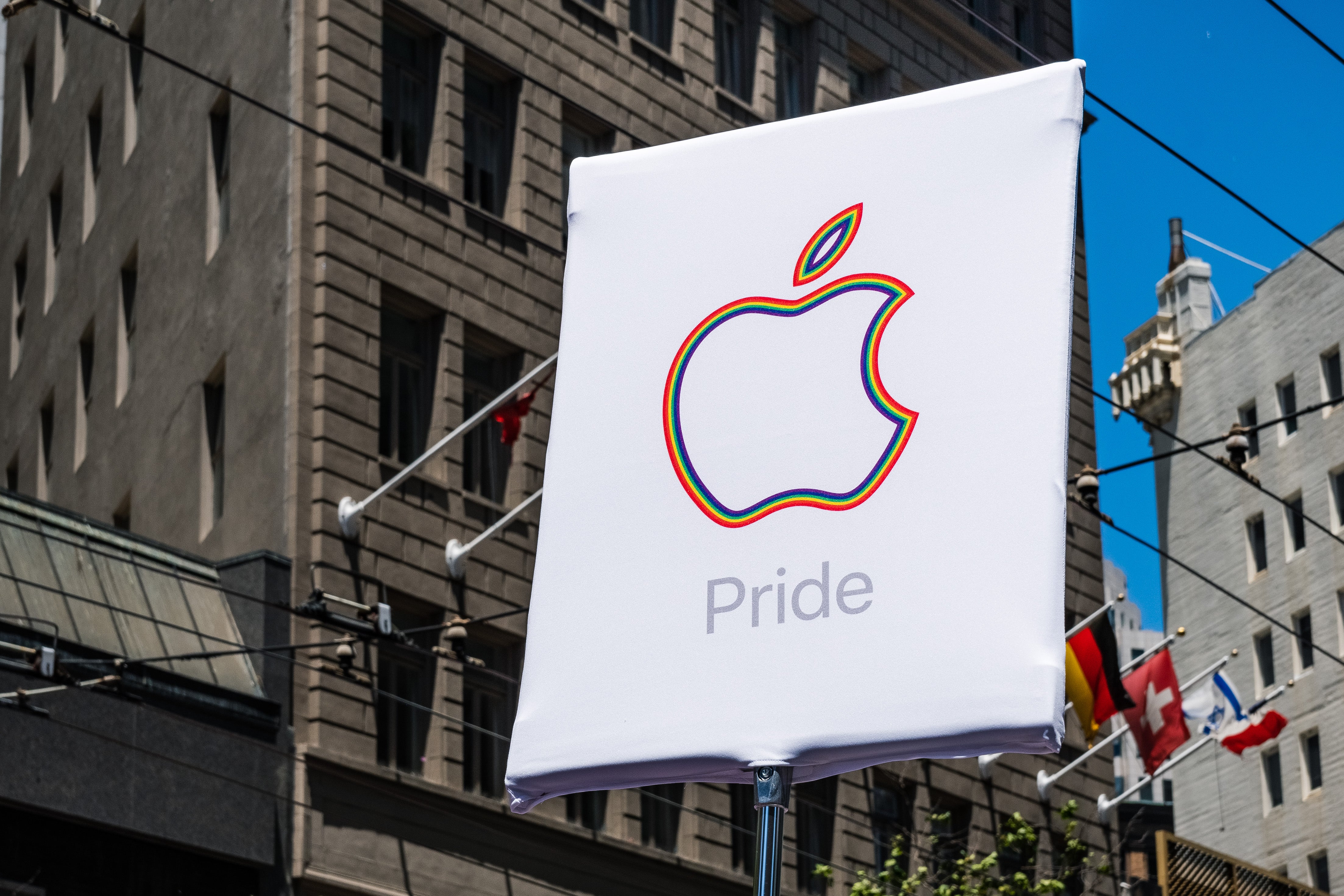 <p>"Apple apoya el trabajo continuo e inconcluso de igualdad para comunidades diversas e interseccionales, y queremos brindar todas las oportunidades para celebrar y honrar esta historia durante la temporada del Orgullo”, dijo el CEO de Apple, Tim Cook, en un comunicado.</p>