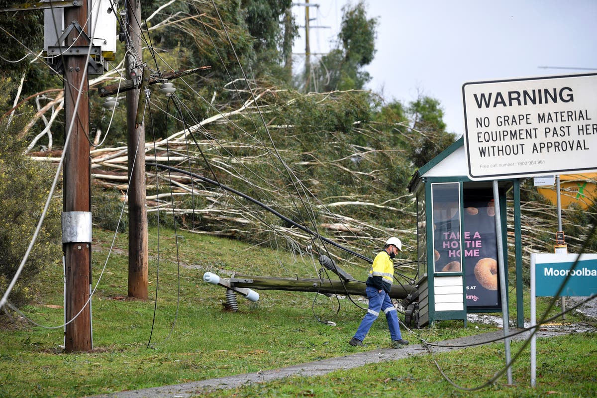 Wild wind and flooding rain lash southeast Australian state