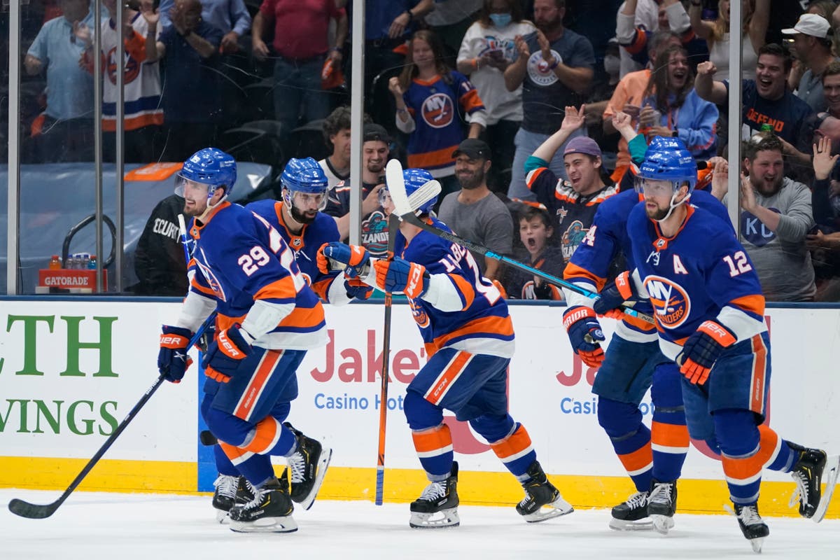 Islanders Beat Bruins 6 2 In Game 6 Reach Stanley Cup Semis One Barry Edmonton Nhl Washington The Independent