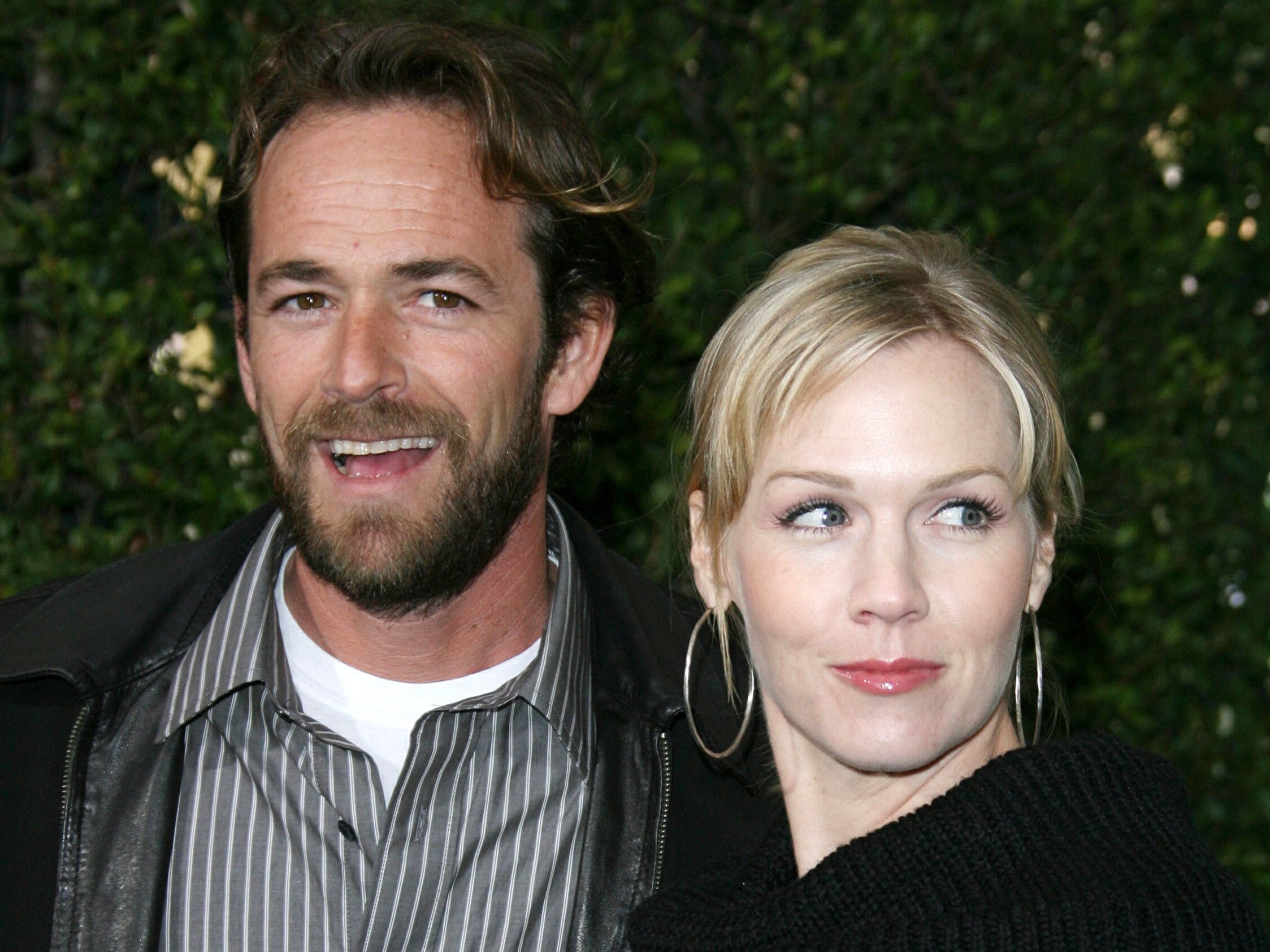 <p>Luke Perry and Jennie Garth</p>