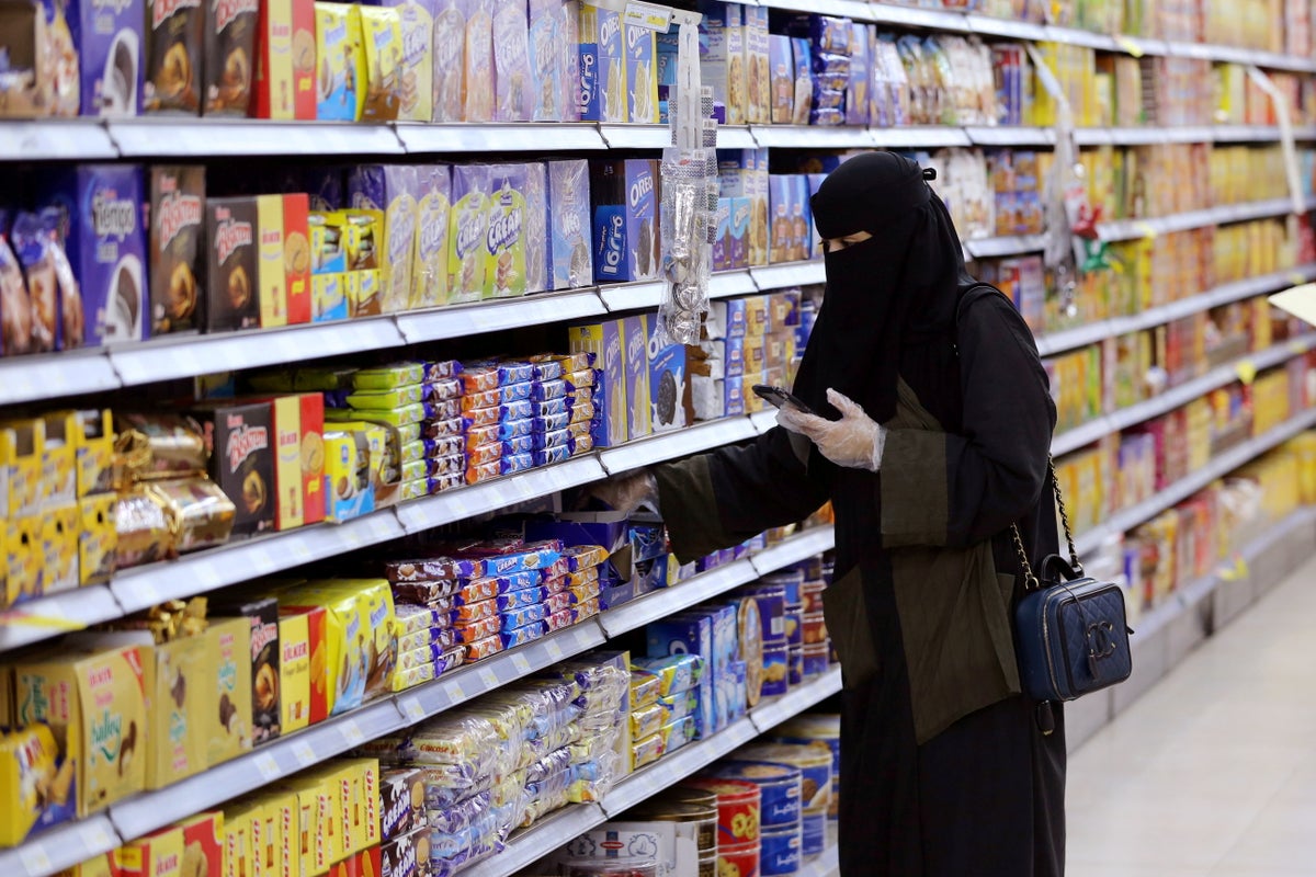 Can a woman live alone in Saudi Arabia?