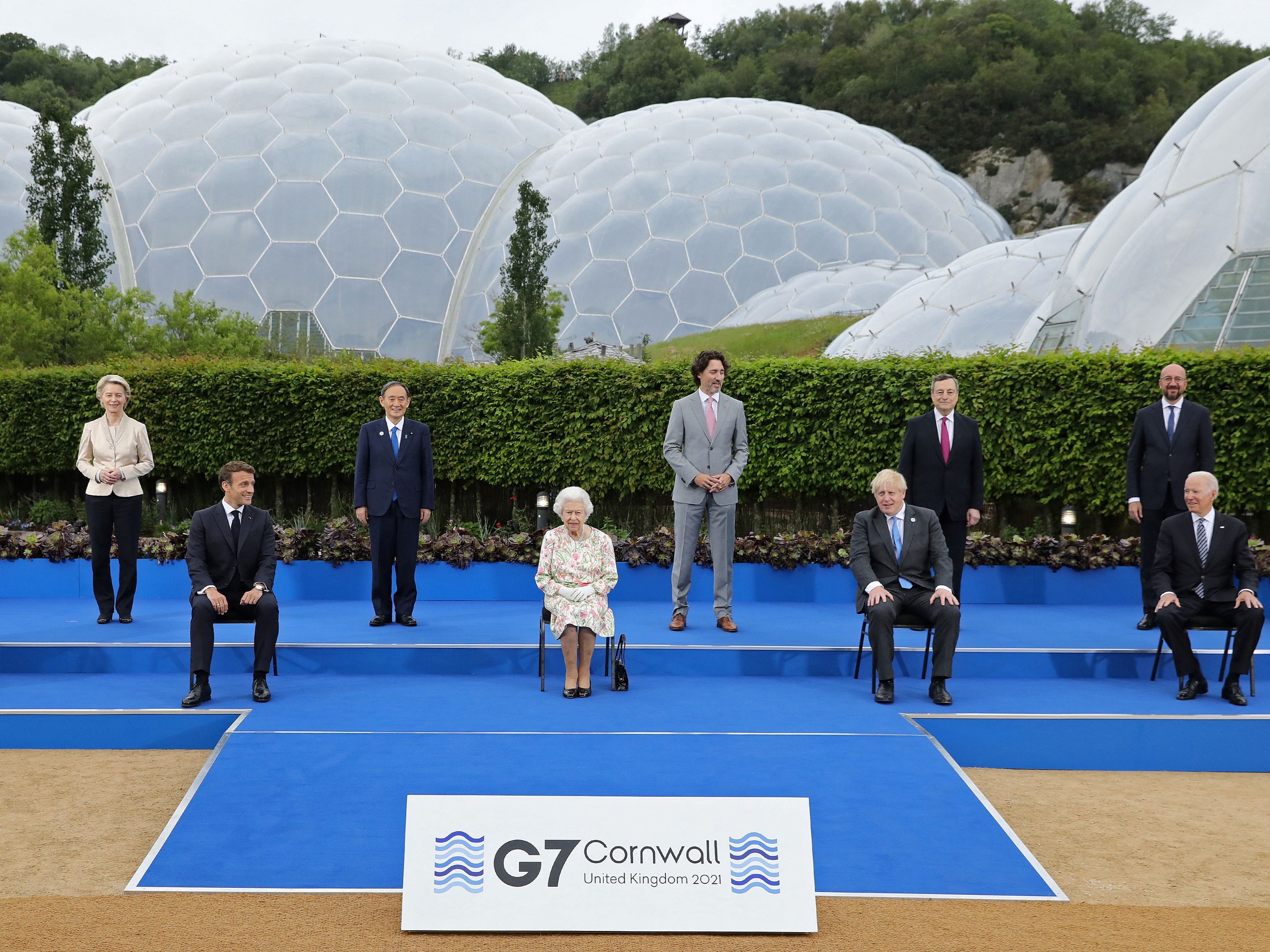 <p>Queen Elizabeth II (C), poses for a family photograph with G7 leaders</p>
