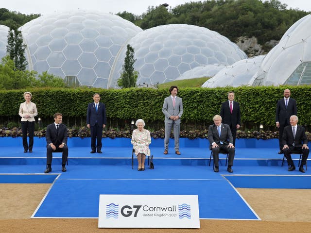 <p>Queen Elizabeth II (C), poses for a family photograph with G7 leaders</p>