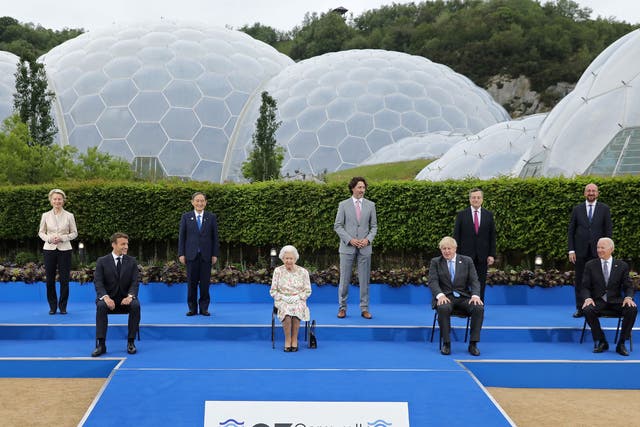 <p>Queen Elizabeth II (C), poses for a family photograph with G7 leaders</p>