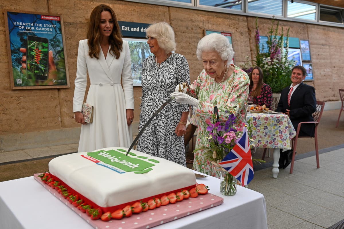 Queen insists on using ceremonial sword to cut cake