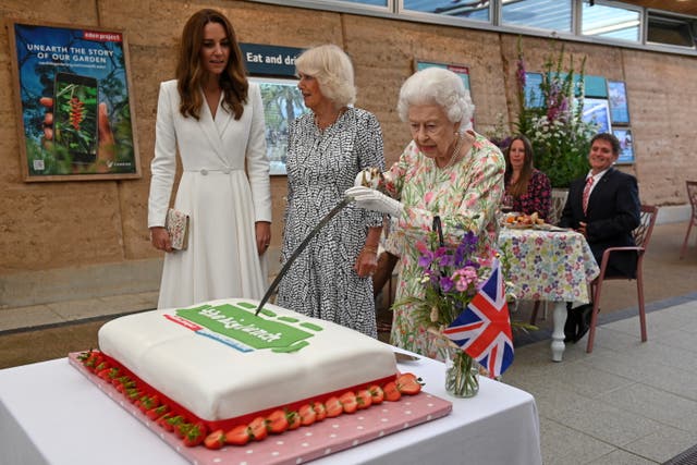 <p>The Queen opted to use an ‘unusual’ method to ceremonially cut a cake at the Big Lunch initiative </p>