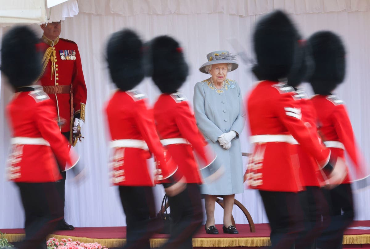 After charming leaders, Queen Elizabeth sits back for parade After charming leaders, Queen Elizabeth sits back for parade