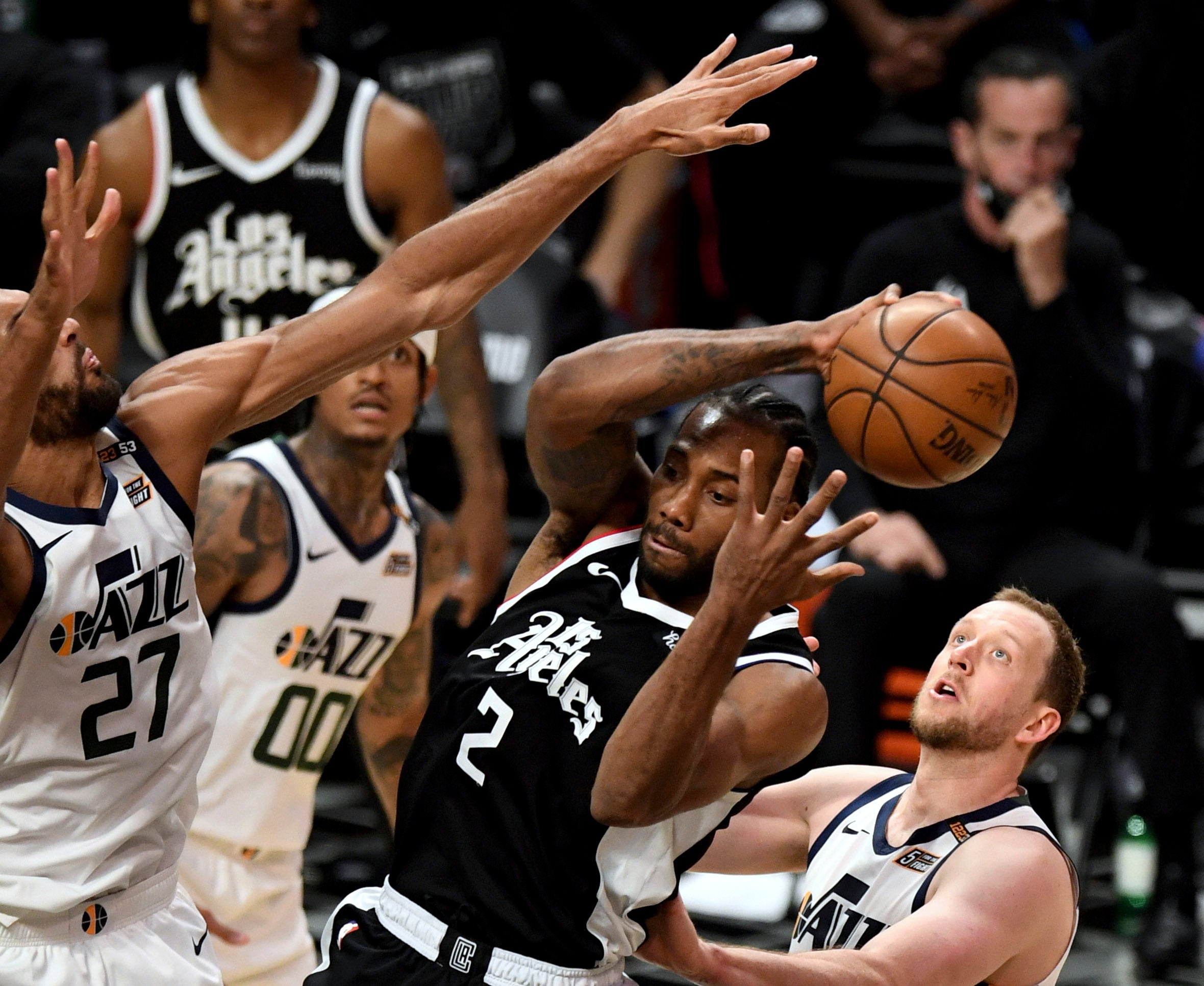 Los Angeles Clippers’ Kawhi Leonard passes the ball as Utah Jazz’s Rudy Gobert defends