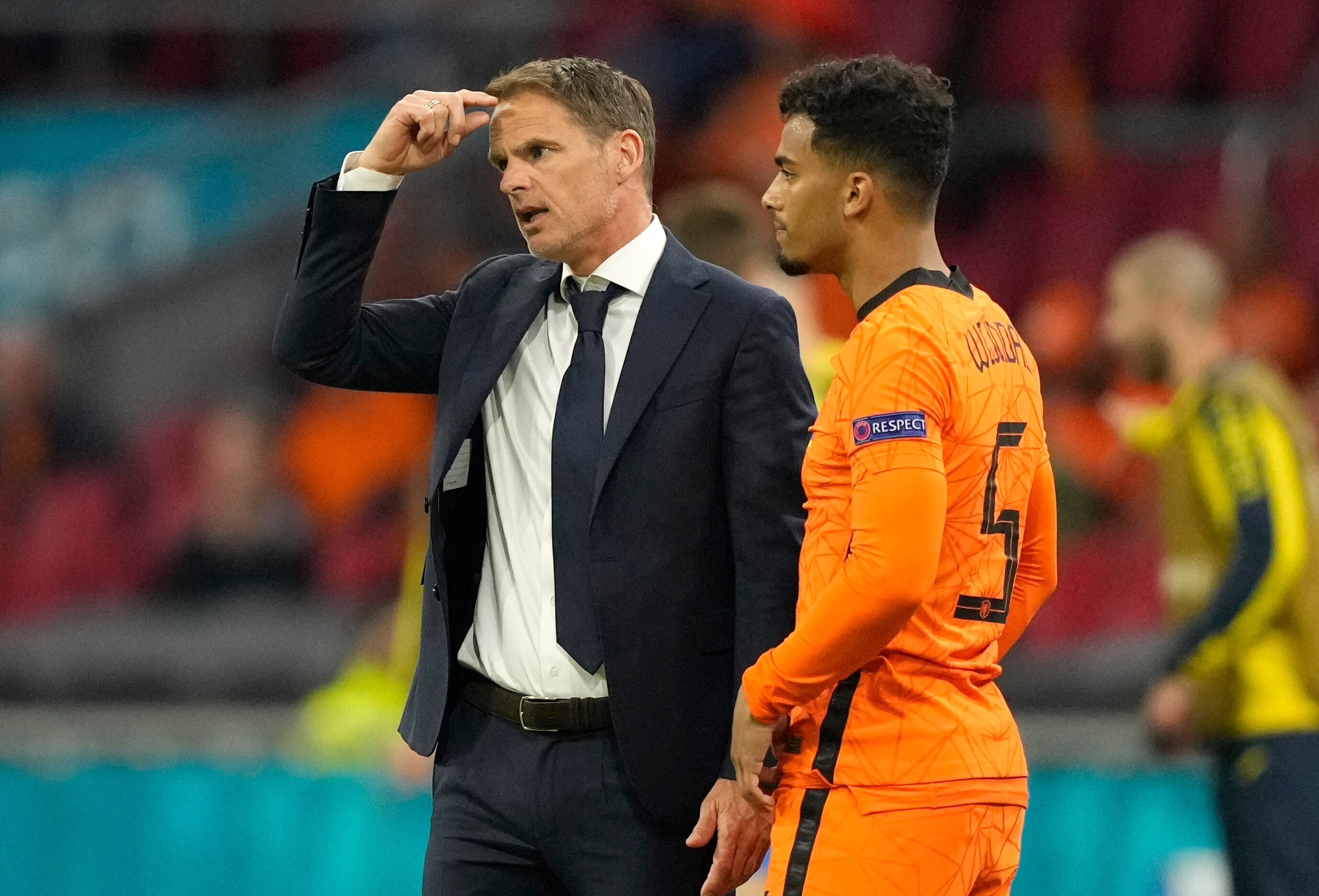 <p>Holland coach Frank De Boer scratches his head as he waits to send on substitute Owen Wijndal</p>