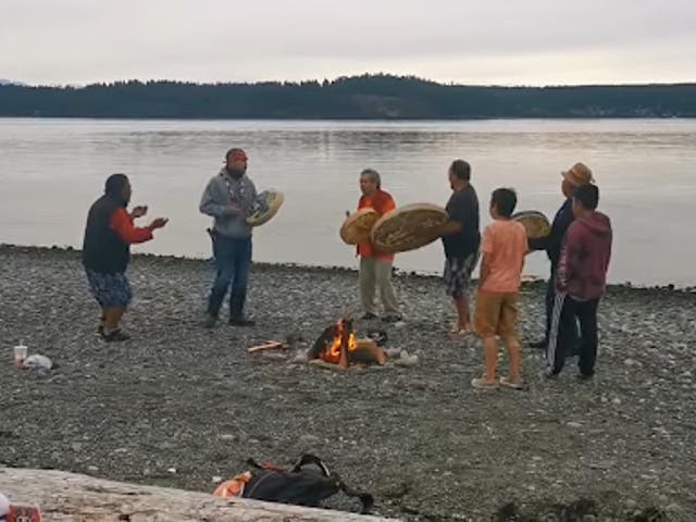 <p>La 7 Generations Steward Society se reunió para celebrar un memorial por 215 niños enterrados en el sitio de la escuela residencial india de Kamloops.</p>