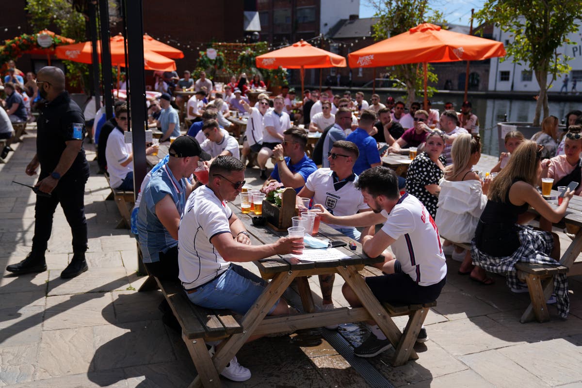 Spending in pubs jumped as football fans viewed Euro 2020 clashes &ndash; Barclaycard