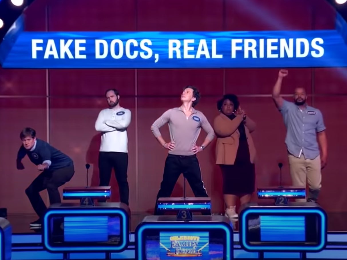 <p>Zach Braff and Donald Faison with their team on ‘Celebrity Family Feud’</p>