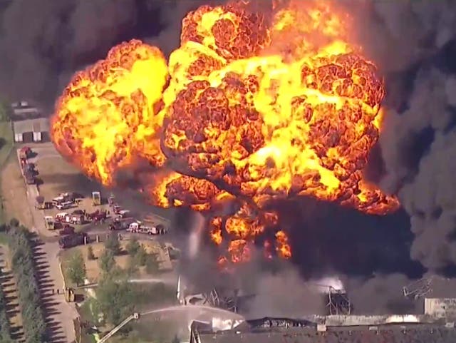 <p>Una bola de fuego explota desde una planta de Chemtool en Rockton, Illinois, mientras los bomberos luchan contra el incendio</p>