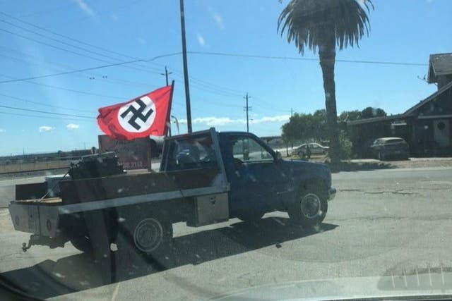 <p>Una camioneta con bandera nazi fue vista en Empire, California.</p>