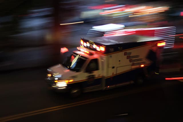 : Una ambulancia atraviesa Borough Park el 28 de septiembre de 2020 en la ciudad de Nueva York.