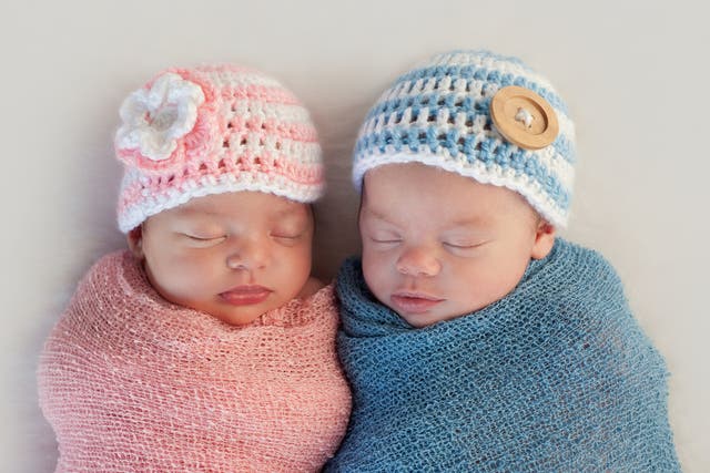 <p>Boy and girl newborn babies</p>
