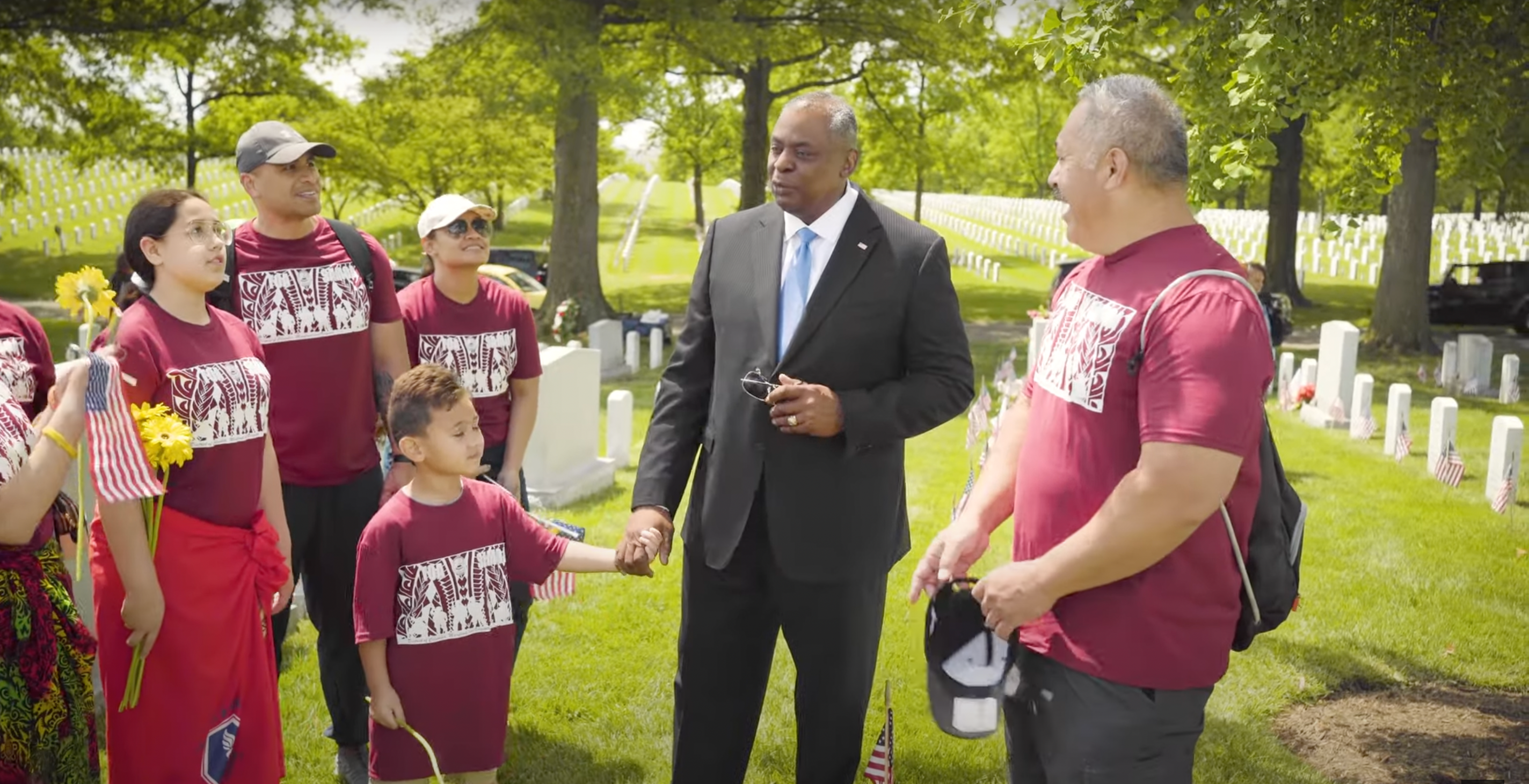 <p>Sec. Lloyd Austin talking to a group of Samoans in Arlington Cemetary on Memorial Day. </p>