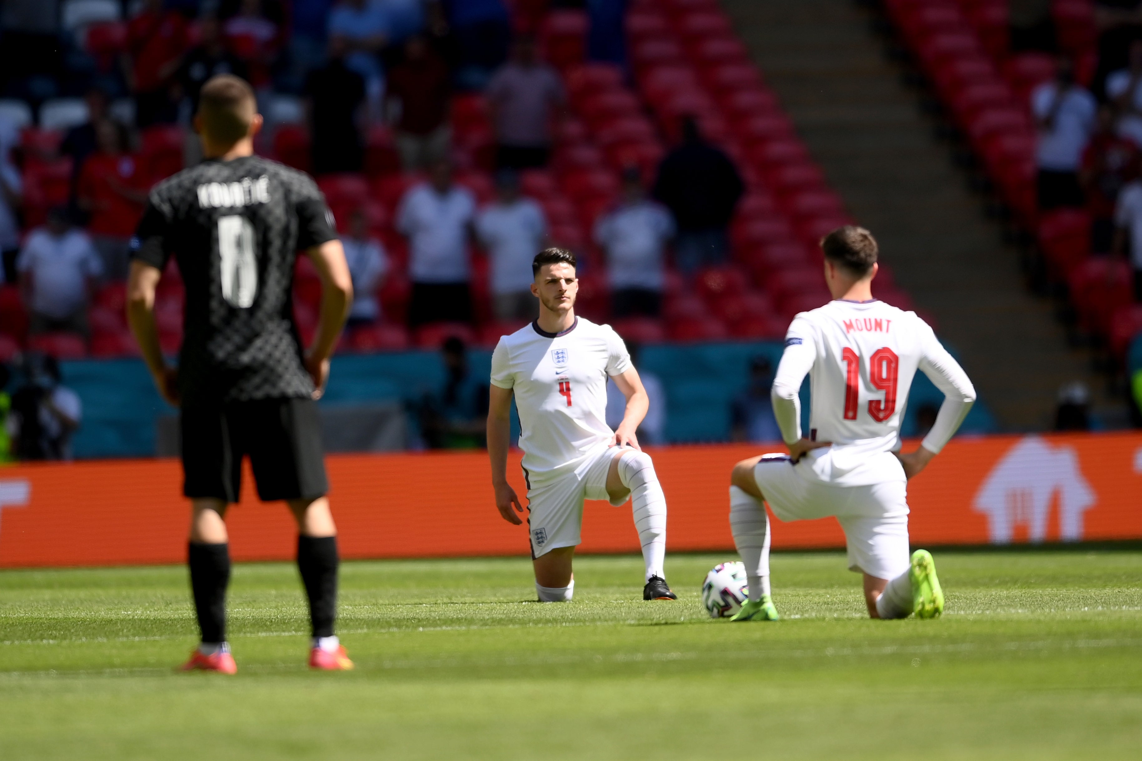<p>Mason Mount and Declan Rice take the knee</p>