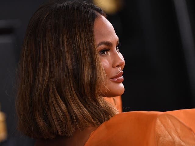 <p>'Por mucho que intente ser ordinaria, se demuestra que no lo es': Chrissy Teigen en 2020</p>