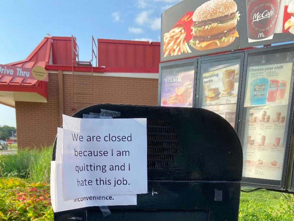 Mcdonald S Worker S Quitting Sign Sparks Online Debate About Restaurant Staff Struggles Indy100