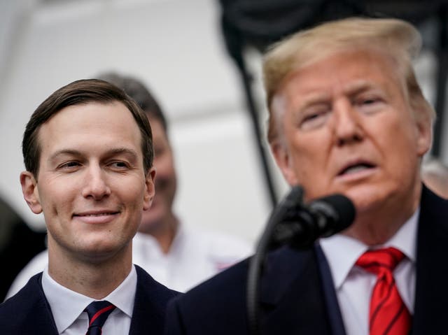 El asesor principal Jared Kushner observa mientras el presidente de los Estados Unidos, Donald Trump, habla antes de firmar el Acuerdo Comercial entre Estados Unidos, México y Canadá.