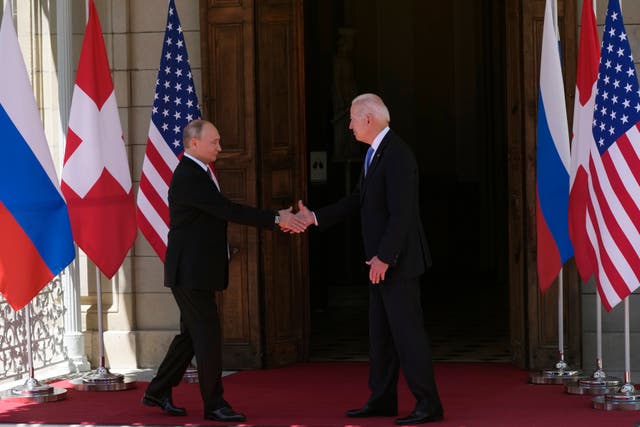 <p>El presidente ruso, Vladimir Putin, a la izquierda, y el presidente de los Estados Unidos, Joe Biden, se dan la mano durante su reunión en la 'Villa la Grange' en Ginebra el 16 de junio.</p>