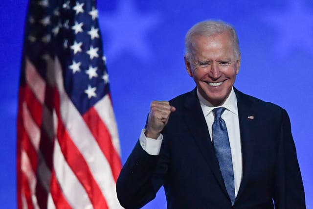<p>Joe Biden hace un gesto después de hablar durante la noche de las elecciones en el Chase Center en Wilmington, Delaware, a principios del 4 de noviembre de 2020. La administración de Biden planea reunir a 1.000 personas en la Casa Blanca para un evento del 4 de julio.</p>