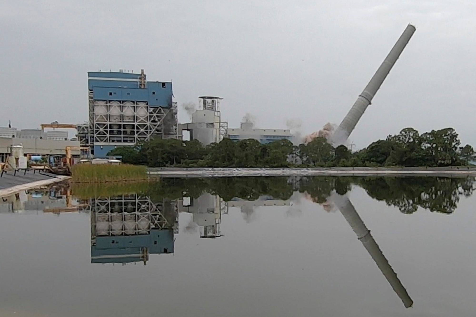 FPL implosiona chimenea de su última planta de carbón | Independent Español