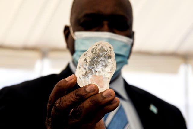 <p>Botswana President Mokgweetsi Masisi holds a gem diamond</p>