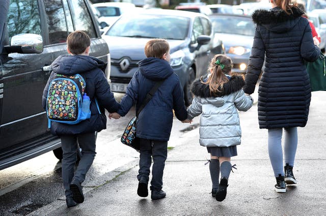 <p>Air pollution: children walking to school past idling vehicles</p>