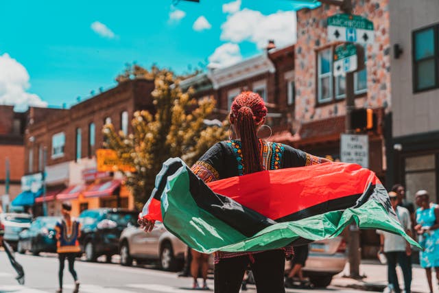 <p>Un grupo de personas celebra Juneteenth durante un desfile en 2019 en el parque Malcolm X de Filadelfia. </p>