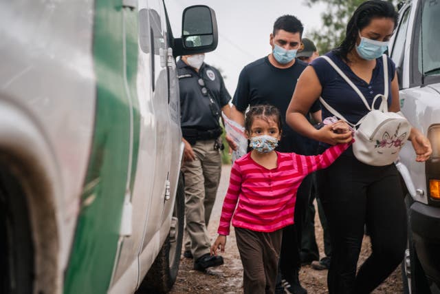 <p>Una familia inmigrante que busca asilo se prepara para ser llevada a una instalación de procesamiento de la patrulla fronteriza después de cruzar a los EE. UU. El 16 de junio de 2021 en La Joya, Texas. El fiscal general de los Estados Unidos, Merrick Garland, ha revocado dos decisiones de asilo de la era Trump.</p>