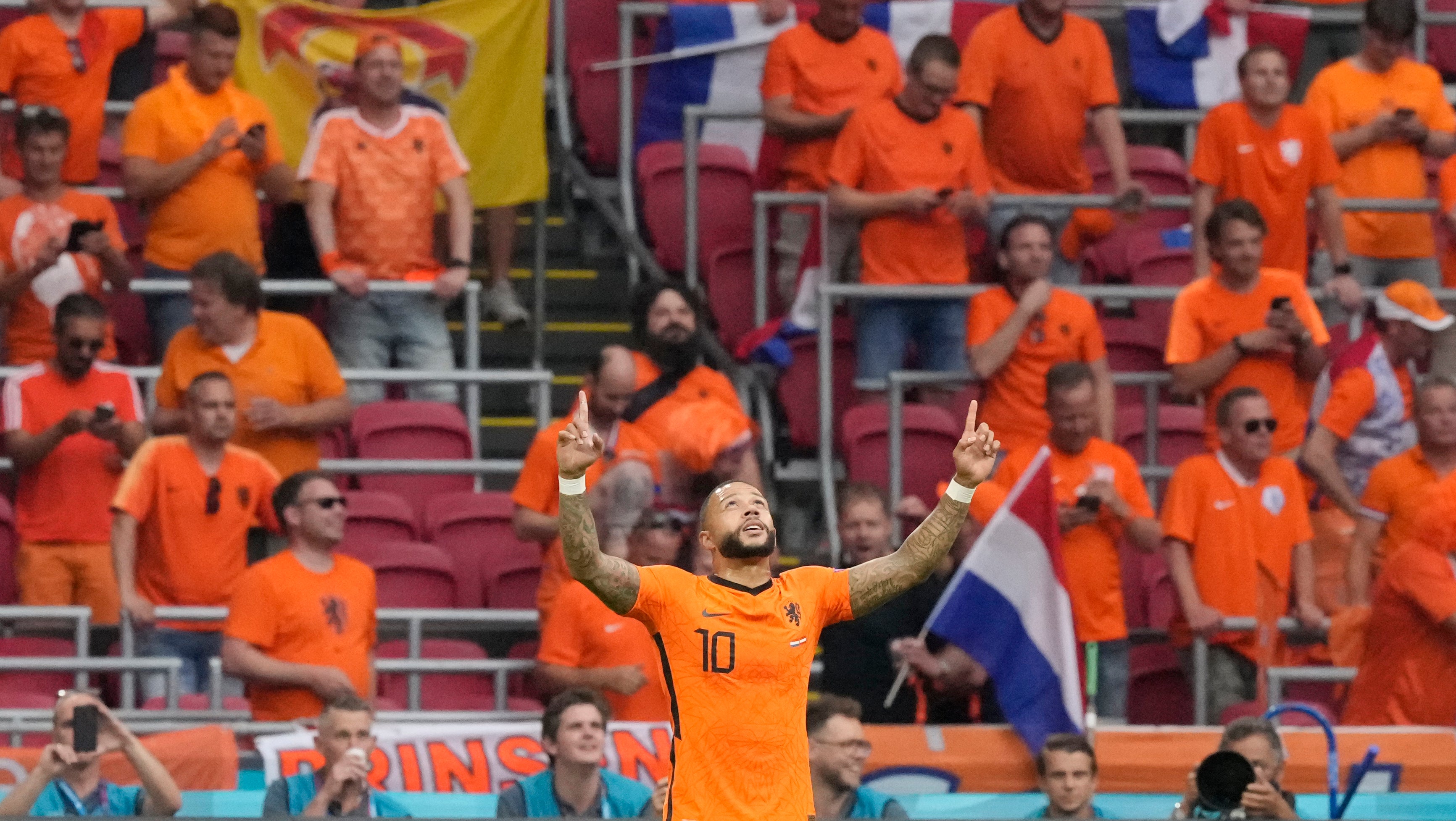 Memphis Depay celebrates after putting Holland ahead against Austria from the penalty spot