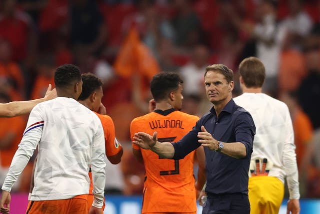 <p>Frank De Boer applauds his players</p>