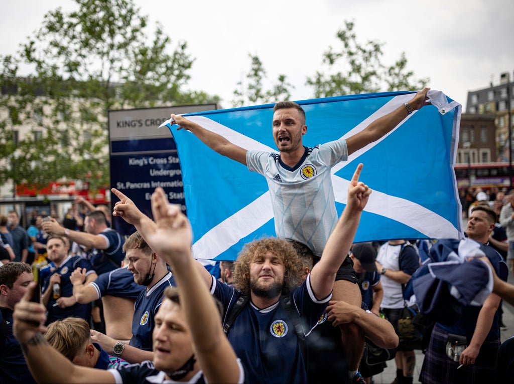 Take fans. Футбольные фанаты Шотландии. Шотландцы в Лондоне на евро 2020. Кто победил в Шотландии. Новости газеты Шотландии.