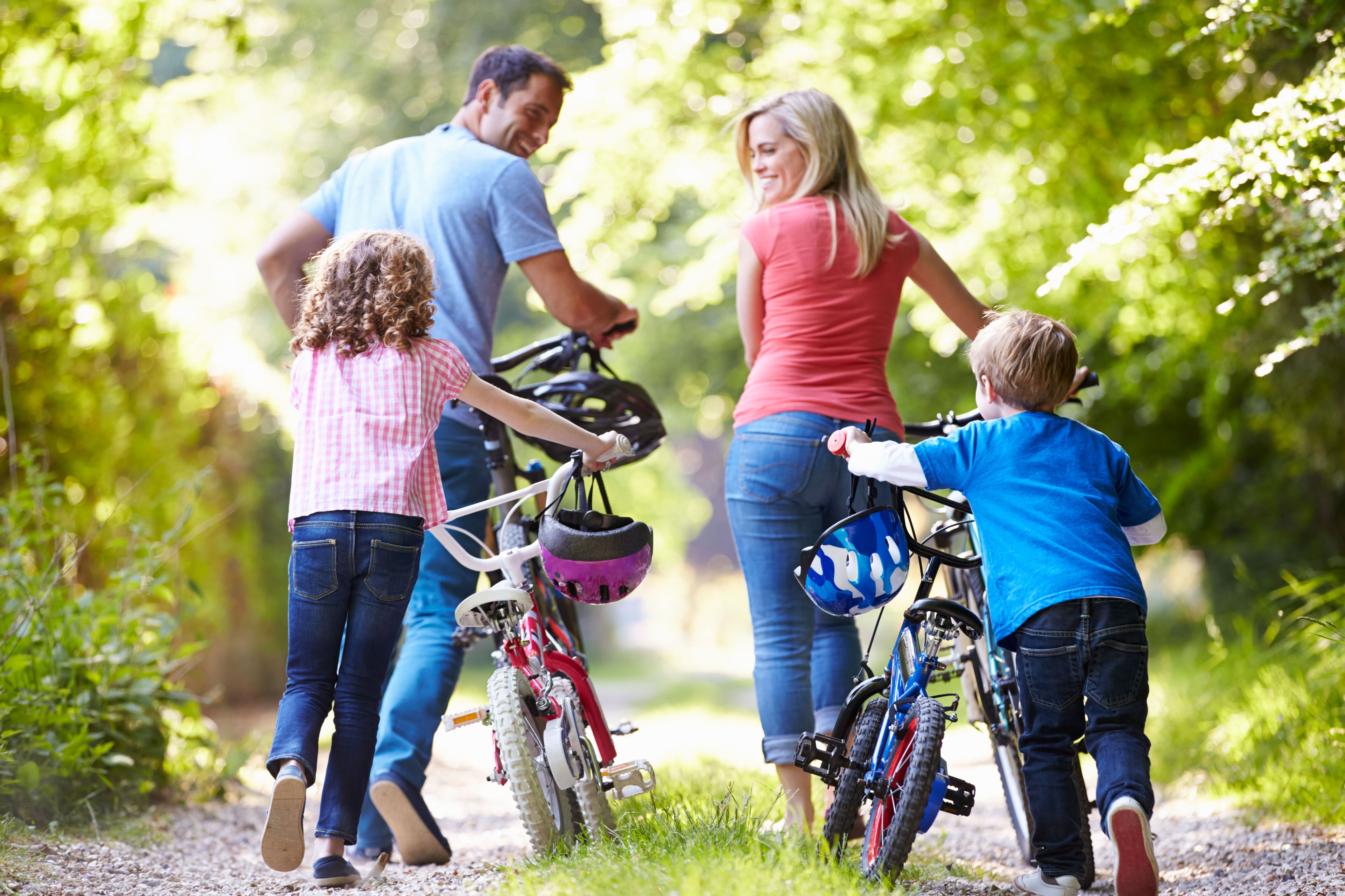 Жизненный пример родителей. Здоровая семья. Счастливая семья на велосипедах. Семейная фотосессия на велосипедах. Семейный образ жизни.