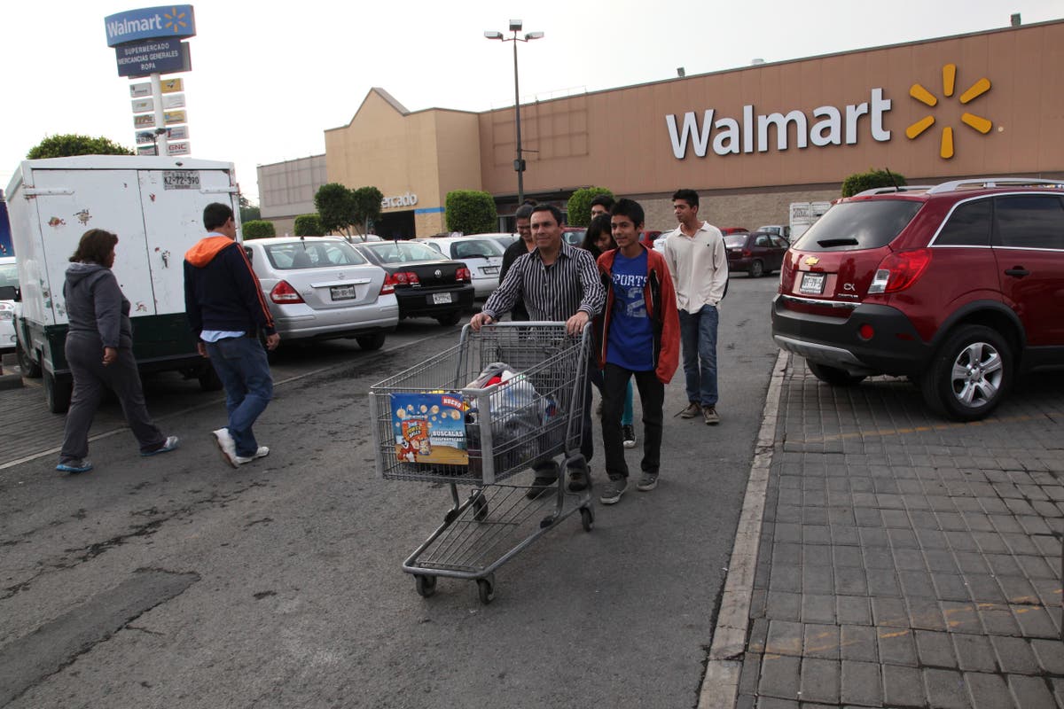 Mexican elderly lose work as grocery baggers, protest 