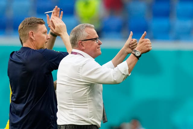 <p>Sweden coach Jan Andersson gives a thumbs up gesture</p>
