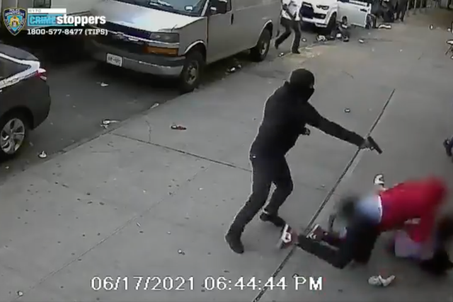 <p>Un asaltante enmascarado en el Bronx le disparó a un hombre varias veces con dos niños en la línea de fuego</p>
