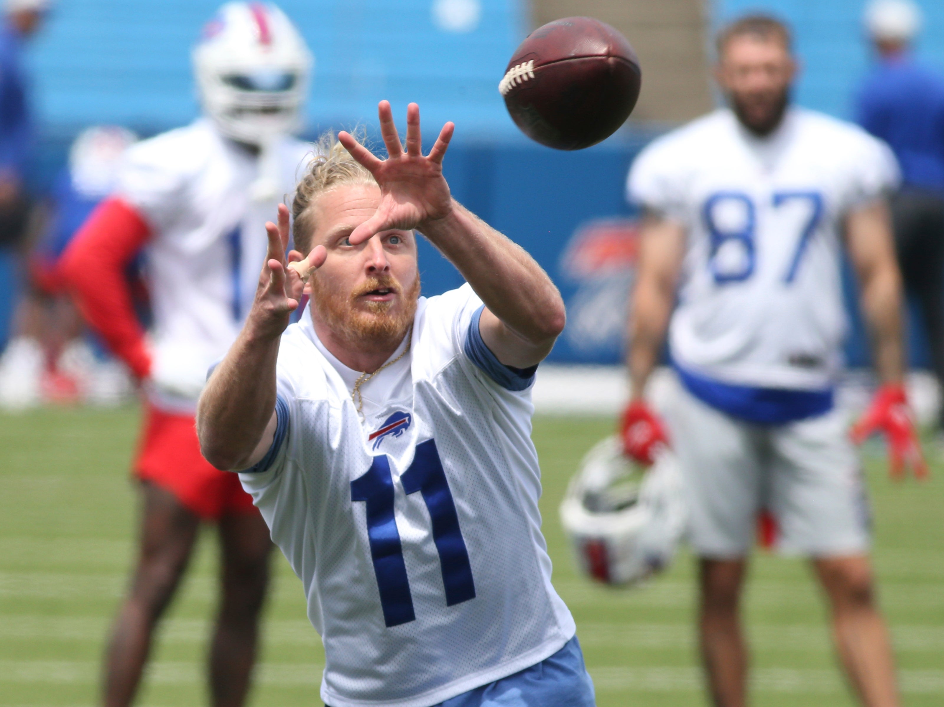 <p>El receptor abierto de los Buffalo Bills, Cole Beasley (11), realiza una atrapada durante una práctica de fútbol americano de la NFL en Orchard Park, Nueva York, el miércoles 2 de junio de 2021.</p>
