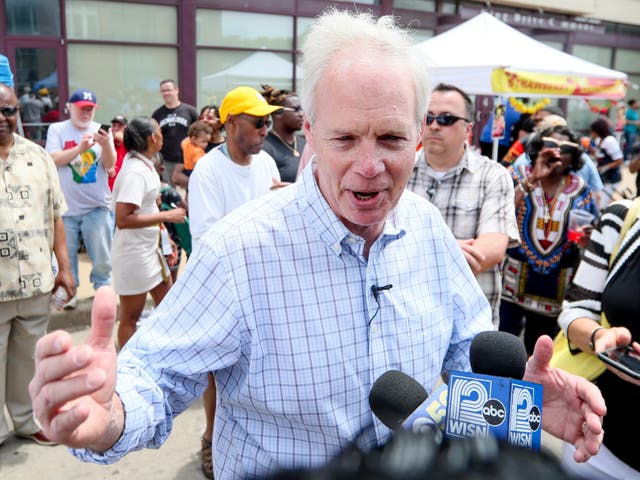 <p>Una gran multitud comienza a formarse y comienza a abuchear al senador Ron Johnson, republicano por Wisconsin, mientras pronuncia un discurso durante la celebración del día de junio, el sábado 19 de junio de 2021 en Milwaukee.</p>