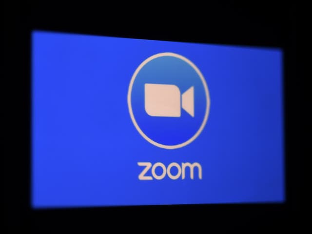 <p>En esta ilustración fotográfica, se muestra el logotipo de la aplicación Zoom en un teléfono inteligente el 30 de marzo de 2020 en Arlington, Virginia.</p>