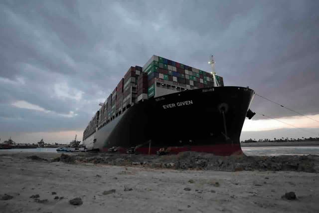 CANAL DE SUEZ-BUQUE ATASCADO